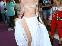 Клава Кока пришла в дерзком комбинезоне, на котором по-английски были расписаны ее части тела — от сосков до коленных чашечек. Фото Бориса Кудрявова