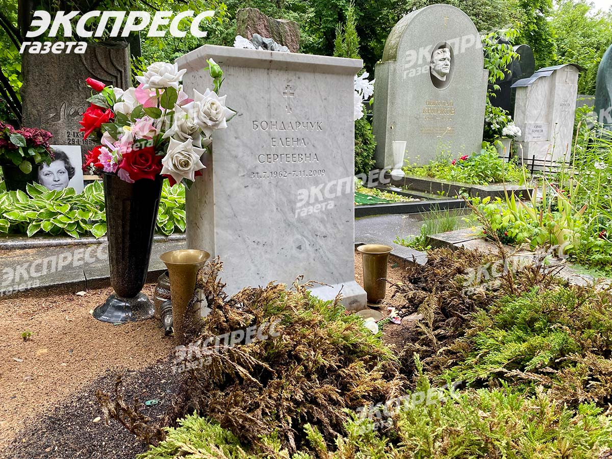 Маленький белый куб, а рядом мама и папа: как выглядит могила умершей в 47  лет от рака Алены Бондарчук - Экспресс газета