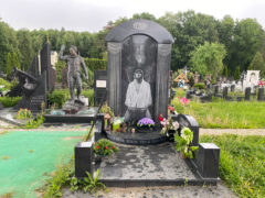 Могила Николая Караченцова, июнь 2021 года. Фото: «Экспресс газета»