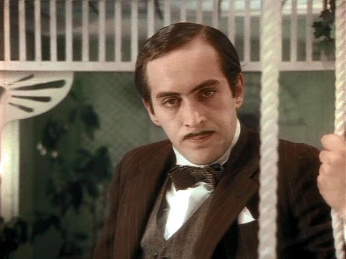 В крошечной однушке на окраине Москвы: как живет актер из «Собаки Баскервилей» Олег Шкловский