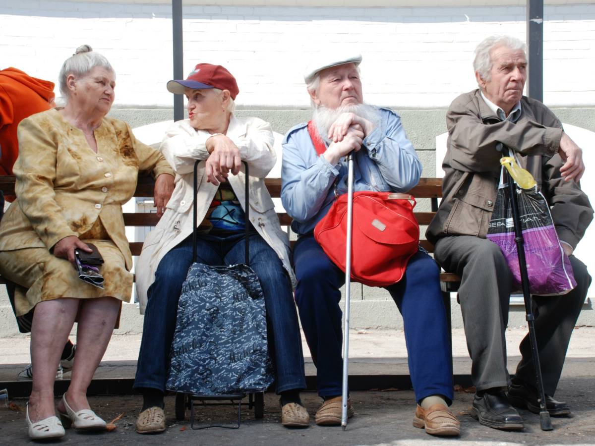 Какие новости про пенсию. Человек на пенсии. Пожилые люди. Российские пенсионеры. Старики на пенсии.