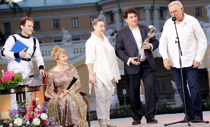 Из рук Юрия Стоянова награду в новой номинации «За лучший актерский дуэт» получили артисты Театра Вахтангова Мария Аронова и ее сын Владислав Гандрабура