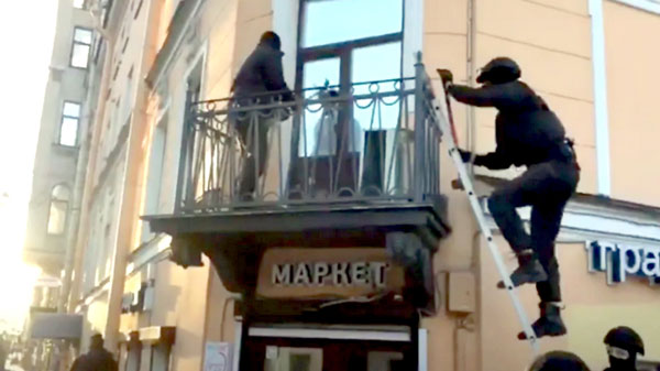 Санкт-Петербург называют порностолицей России. Весной здесь прошел рейд по студиям эротических фильмов. Одну из киноплощадок бойцы СОБРа взяли штурмом, выбив окна и раскидав секс-игрушки.