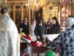 Андрей Алексин (в черной маске) на прощании с Алексеем Мускатиным