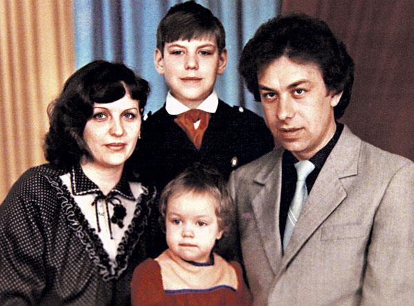 Юный Дима Дюжев с сестренкой и их родителями - Людмилой Григорьевной и Петром Валентиновичем