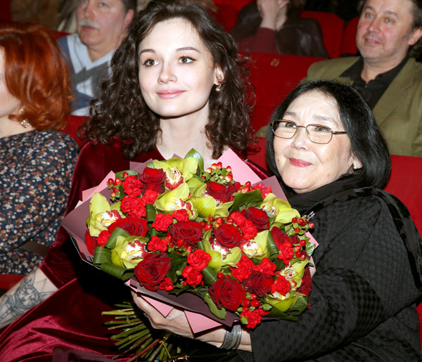 Аринбасарова с внучкой Машей - дочкой Егора Кончаловского и Любови Толкалиной