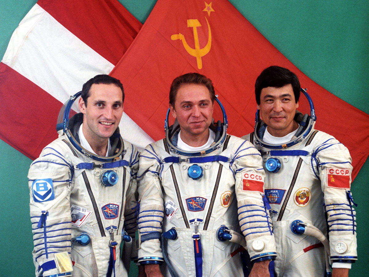 Франц Фибек (Австрия), Александр Волков и Токтар Аубакиров (СССР)