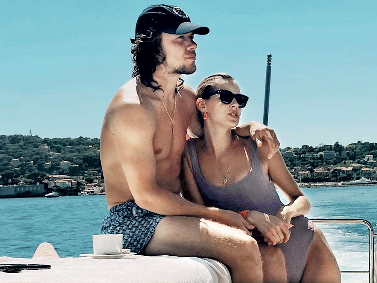 Артемий Панарин с женой Алисой