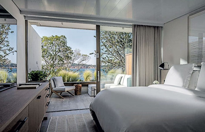 На этой кровати king size они наслаждались друг другом в первую ночь