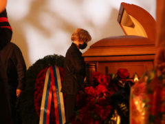 Вера Алентова у гроба Владимира Меньшова. Фото: Борис Кудрявов
