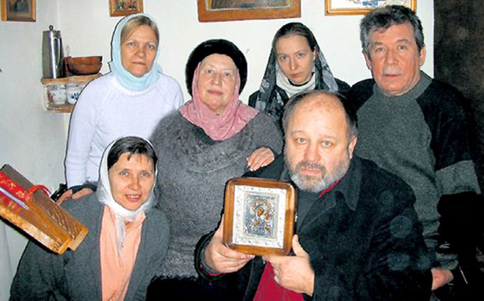 Владимир Ильин (с иконой), его супруга Зоя Пыльнова (вторая слева) и ныне покойный актер Валерий Рыжаков (справа)