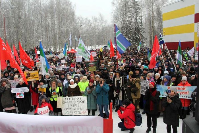 На всех митингах в Сыктывкаре, которые устраивают коммунисты, рядом с флагами КПРФ всегда соседствуют националистические сине-зелено-белые полотнища со скандинавским крестом