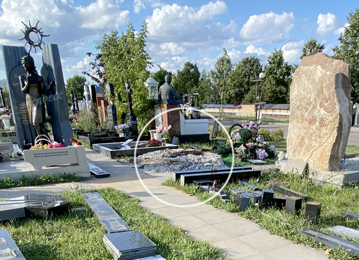 Рядом с местом захоронения Мартынюка покоится Тамара Миансарова. Солнышко над скульптурным изображением певицы напоминает об одном из ее шлягеров «Пусть всегда будет солнце»