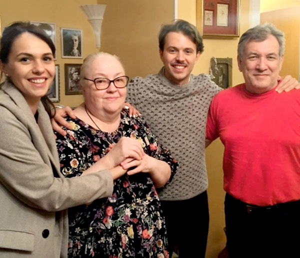 Екатерина Градова (вторая слева) с последним мужем Игорем (справа), внуком Андреем и его женой Ксенией