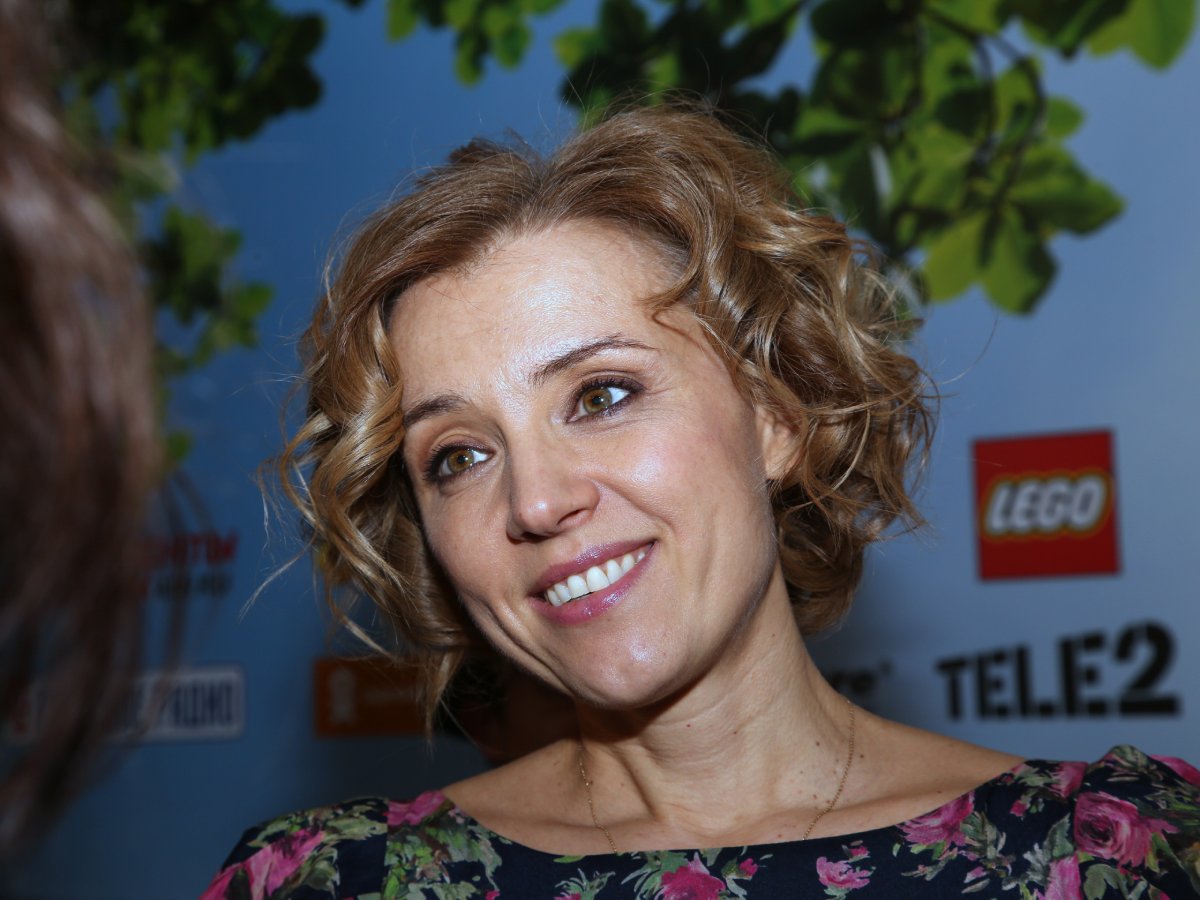 Ксения Алферова сверкнула глубоким декольте