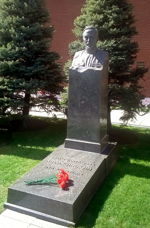 Могила «рыцаря революции» находится у Кремлевской стены между некрополями Л. И. Брежнева и Ю. В. Андропова