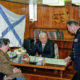 Игорь Касатонов (справа) уговаривает Ельцина не дарить уродам Черноморский флот (1992 г.)