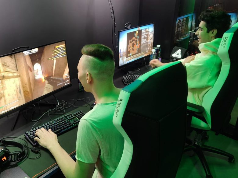 молодые люди в киберспортивной академии