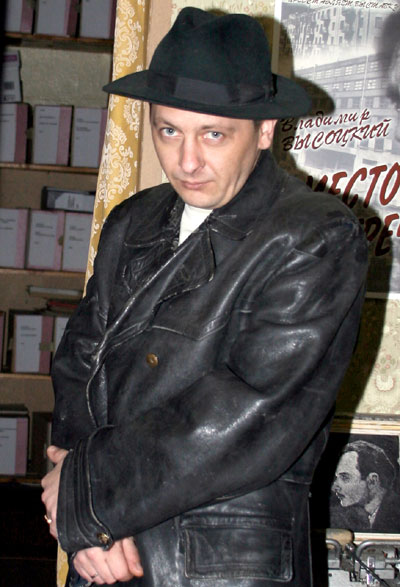 Оказавшись в музее Одесской киностудии, фотокор «Экспресс газеты» Руслан Вороной примерил шляпу Жеглова и то самое кожаное пальто, которое покусала влюбленная поклонница барда
