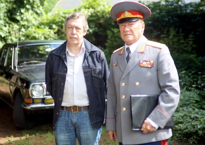 В сериале «Следователь Тихонов» Шарапов - Шакуров. А в пятисерийной ленте «Визит к Минотавру» Сергей Каюмович сыграл следователя Тихонова, которого в новом фильме исполнил Михаил Ефремов (на фото)