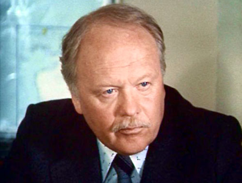 В роли подполковника Шарапова актер-фронтовик Николай Засухин