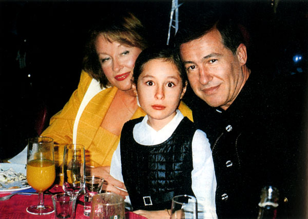 Лариса Ивановна с мужем Геной и дочкой Машей (90-е)