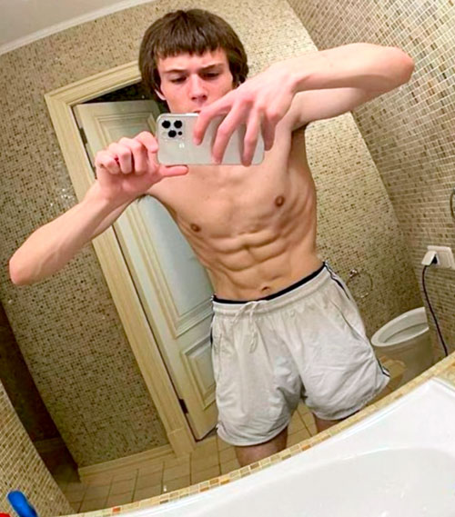 Сейчас в моде какие-то плоские животы с кубиками, а не нежные пузики