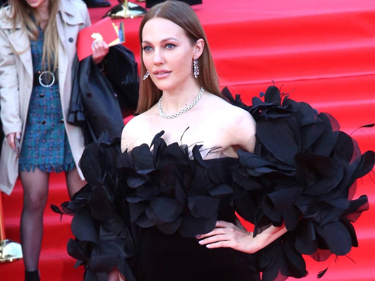 «Такая горячая»: голая звезда «Великолепного века» Узерли прикрыла интимную часть тела веером