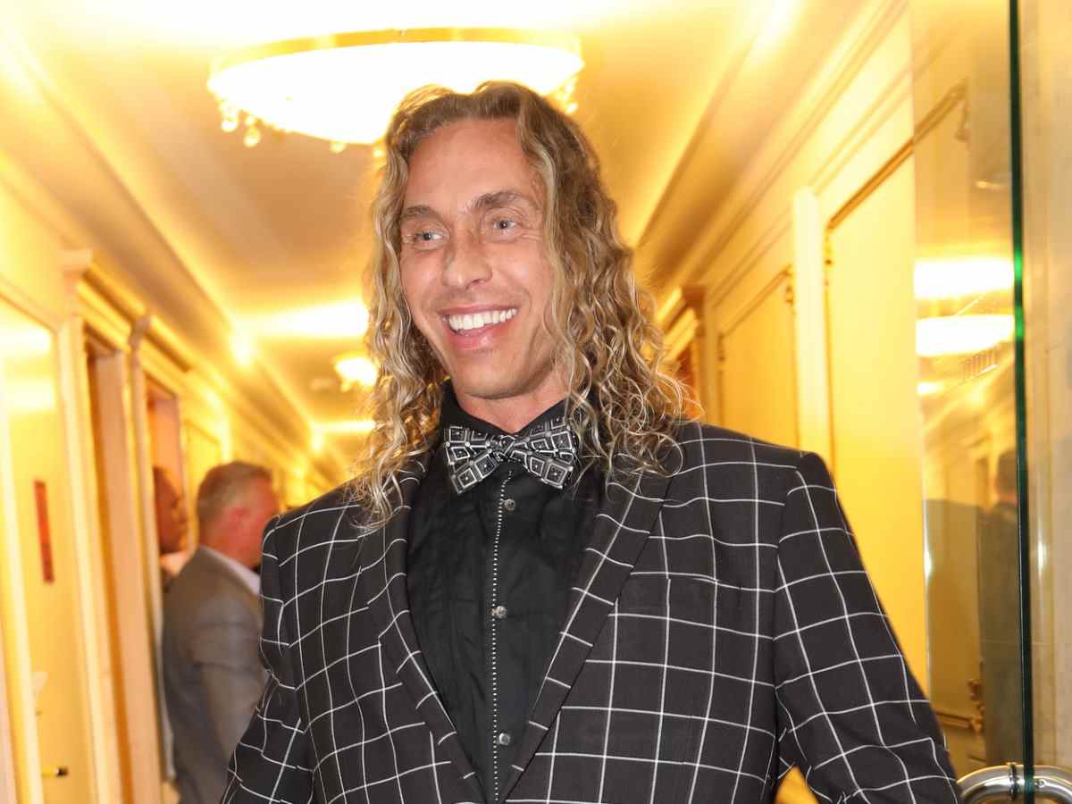 Сергея Глушко сняли в белой шубке на голое тело