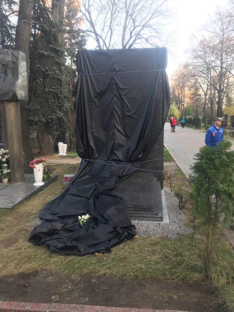 Похоронили жванецкого. Памятник Жванецкому на Новодевичьем кладбище. Памятник на могиле Жванецкому Новодевичьем.