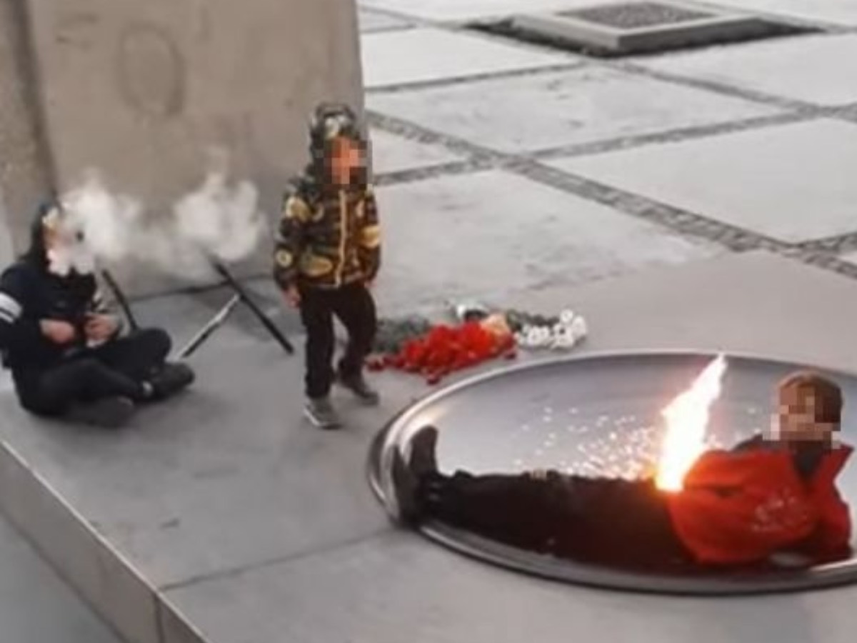 Подростки у Вечного огня в Новосибирске