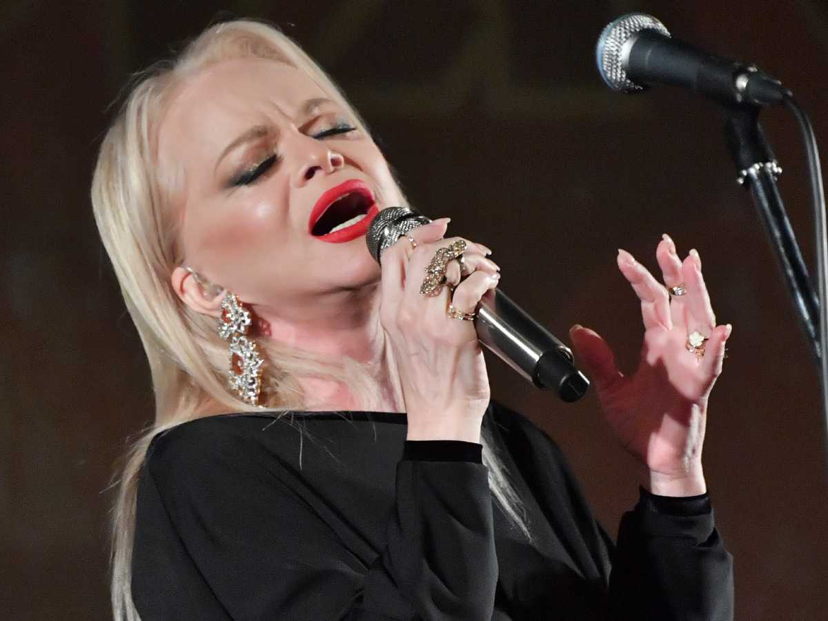 Роскошная Долина с волосами до бедер