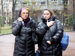 Актриса Маргарита Шубина (справа), экс-возлюбленная Олега Меньшикова, пришла сказать Бестаевой последнее «прости» вместе с дочерью актрисы Натальи Малявиной, звезды фильмов «Гранатовый браслет» и «Поворот». Фото Ларисы Кудрявцевой