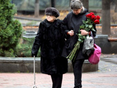 86-летняя Валентина Талызина с трудом опиралась на инвалидную трость. Фото Ларисы Кудрявцевой