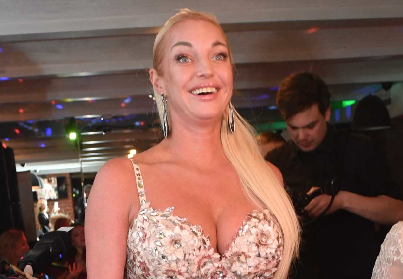 Анастасия Волочкова Новый любовник Волочковой лапает ее у всех на глазах