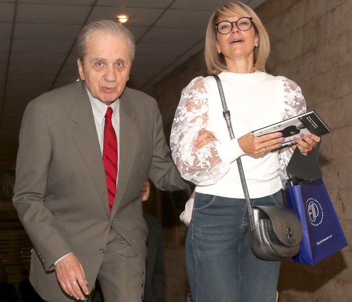 Почетным гостем на юбилейной вечере Дупака стал 75-летний актер Евгений Стеблов. Его сопровождала падчерица Даша - она, как и жена народного артиста, финансист