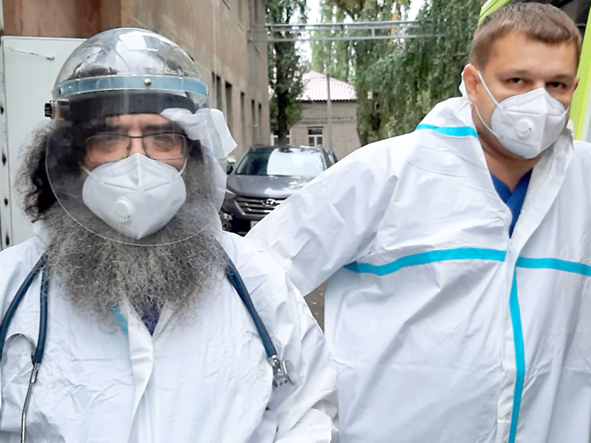 Попа и под маской видно. Сергей Сеньчуков (слева) на дежурстве