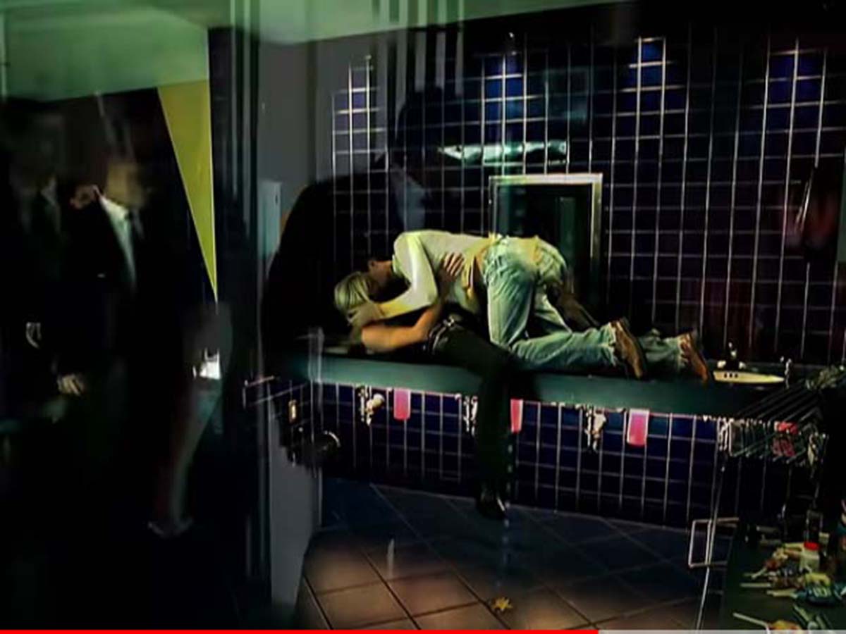 Кадр из клипа на песню Энрике Иглесиаса на песню Escape