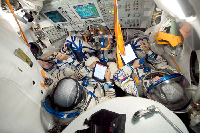 В «Союзах» космонавты сидят как кильки в банке, а каюта Crew Dragon (на фото ниже) создана для комфорта туристов