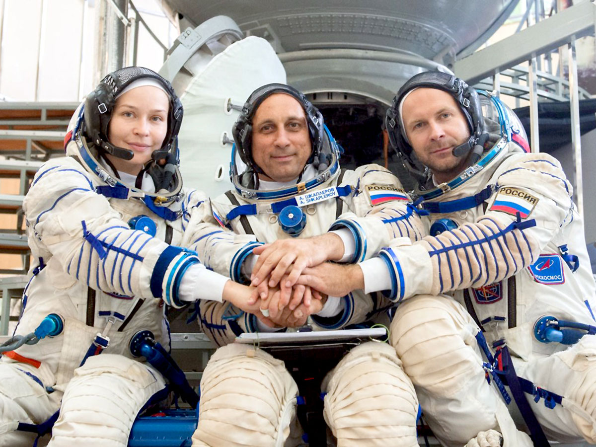 Антону Шкаплерову (в центре) доверили доставить киношников на орбиту