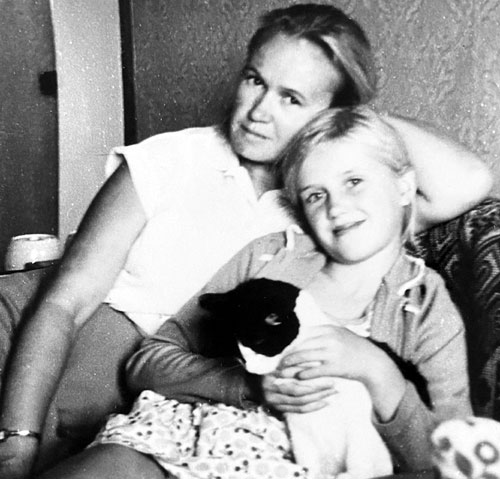 Маленькая Ира с мамой Зоей Беловой. Она служила на сценах Костромы, Тамбова, Пензы. А с 1963-гои до кончины в 2015-м работала актрисой Рязанского театра драмы
