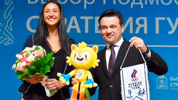 Фото из победного 2016 года: счастливая Яна Егорян и только что пообещавший ей квартиру губернатор Воробьев