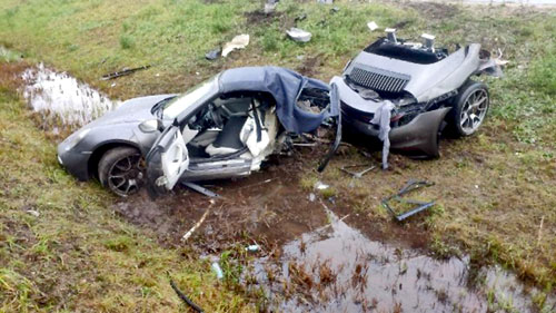 ДТП произошло на 162-м км трассы «Скандинавия» в сторону Петербурга. После столкновения со столбом элитную иномарку разорвало пополам