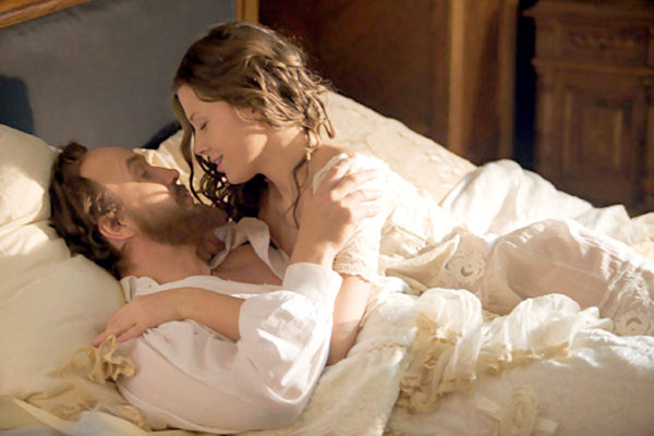 Артист Евгений Миронов, сыгравший Достоевского в одноименном сериале, настолько ненатурально обнимал своих женщин, что хотелось словами Станиславского воскликнуть: «Не верю!»