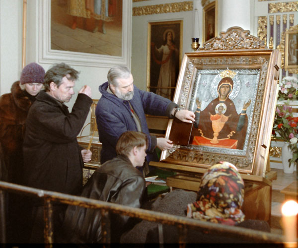 У иконы Божией Матери «Неупиваемая Чаша» в одном из храмов Белгорода совершается молебен для желающих избавиться от пьянства