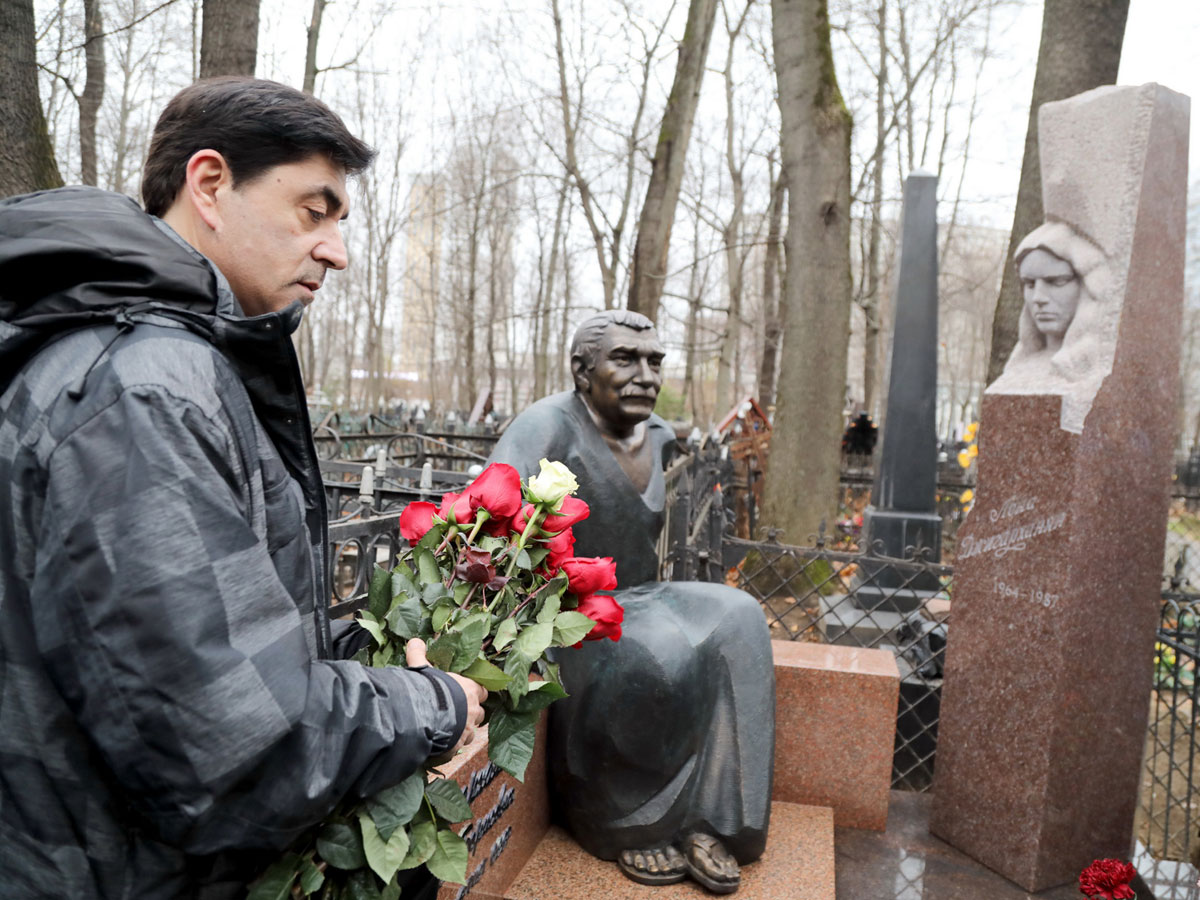 Степан принес на могилу отчима цветы