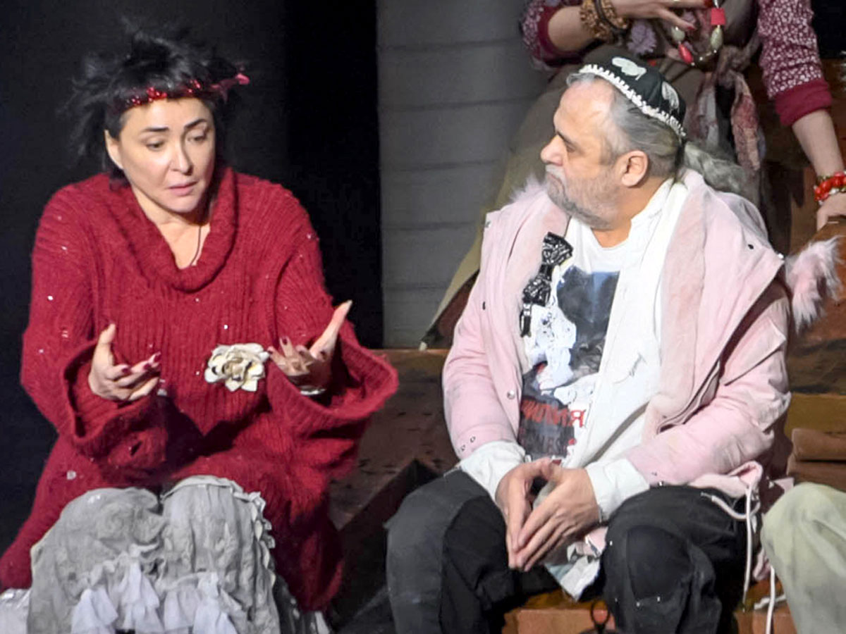 В спектакле «Женитьба» певица была неподражаема