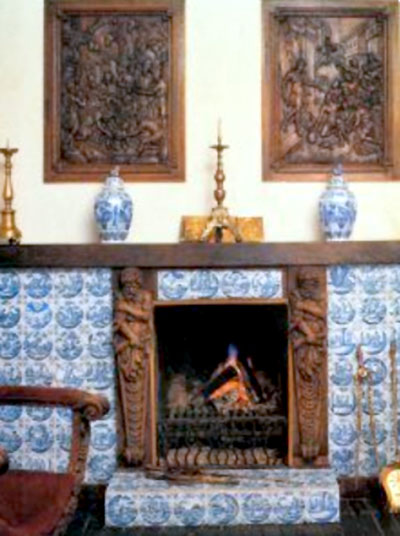 Камин Алла выложила голландскими изразцами XVII века из Шереметевского дворца