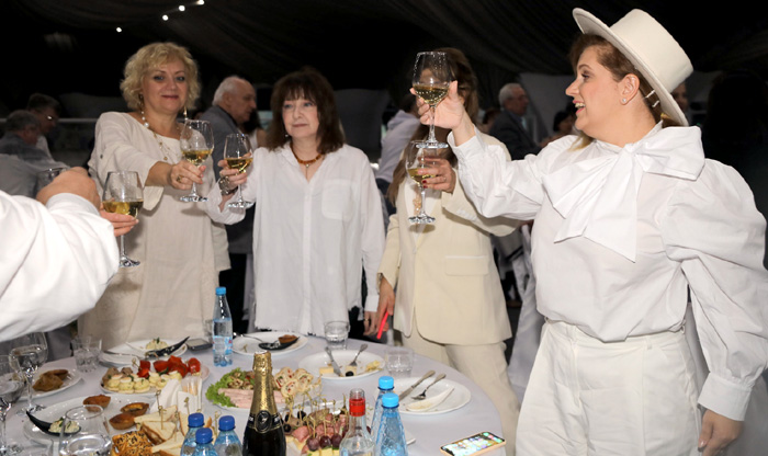 На «белой вечеринке» певица Катя Семенова (вторая слева) и актриса Настя Денисова (справа) не выглядели белыми воронами