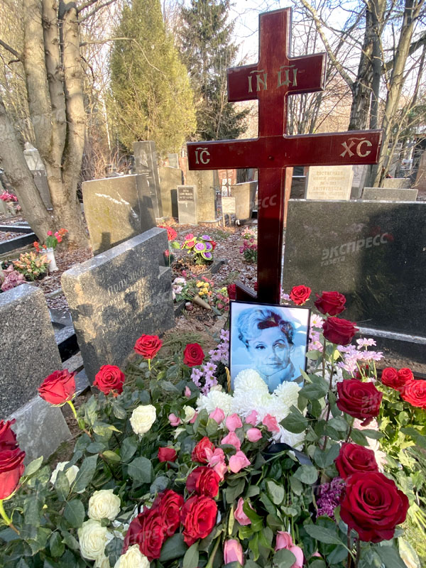 Актрису похоронили рядом с мамой, сыном и мужем на 10-м участке Кунцевского кладбища